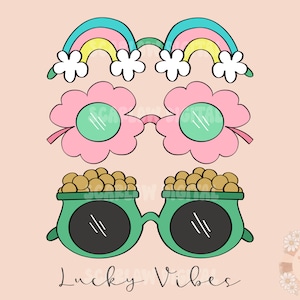 Può includere: Tre paia di occhiali da sole con design diversi. La coppia in alto ha un arcobaleno e fiori, la coppia in mezzo ha forme di fiori rosa e la coppia in basso ha un design di pentola d'oro verde. Il testo "Lucky Vibes" è scritto sotto gli occhiali da sole.