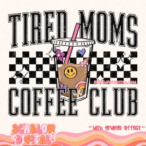 K&ouml;nnte beinhalten: Ein schwarz-wei&szlig; kariertes Hintergrundbild mit einer Grafik einer Kaffeetasse mit einem rosa Strohhalm und einem Smiley. Der Text "TIRED MOMS COFFEE CLUB" ist in Schwarz mit wei&szlig;em Rand. Der Text "**With Grunge Effect**" ist in Schwarz mit wei&szlig;em Rand.