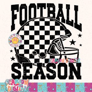 Pode incluir: Design gr&aacute;fico em preto e branco com as palavras "FOOTBALL SEASON" em negrito, fonte desgastada. Apresenta um capacete de futebol, juntamente com um fundo quadriculado e estrelas. O design tem um ambiente vintage e retro.