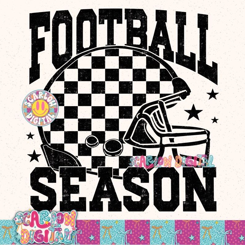 Pode incluir: Design gr&aacute;fico em preto e branco com as palavras "FOOTBALL SEASON" em negrito, fonte desgastada. Apresenta um capacete de futebol, juntamente com um fundo quadriculado e estrelas. O design tem um ambiente vintage e retro.