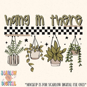 K&ouml;nnte beinhalten: Digitale Illustration mit dem Satz "hang in there" &uuml;ber h&auml;ngenden Topfpflanzen. Das Design umfasst einen schwarz-wei&szlig;en Schachbrettmuster-Rand, Sterne und den Text "SCARLOWDIGITAL.COM". In der unteren linken Ecke steht der Text "SCARLOW DIGITAL".