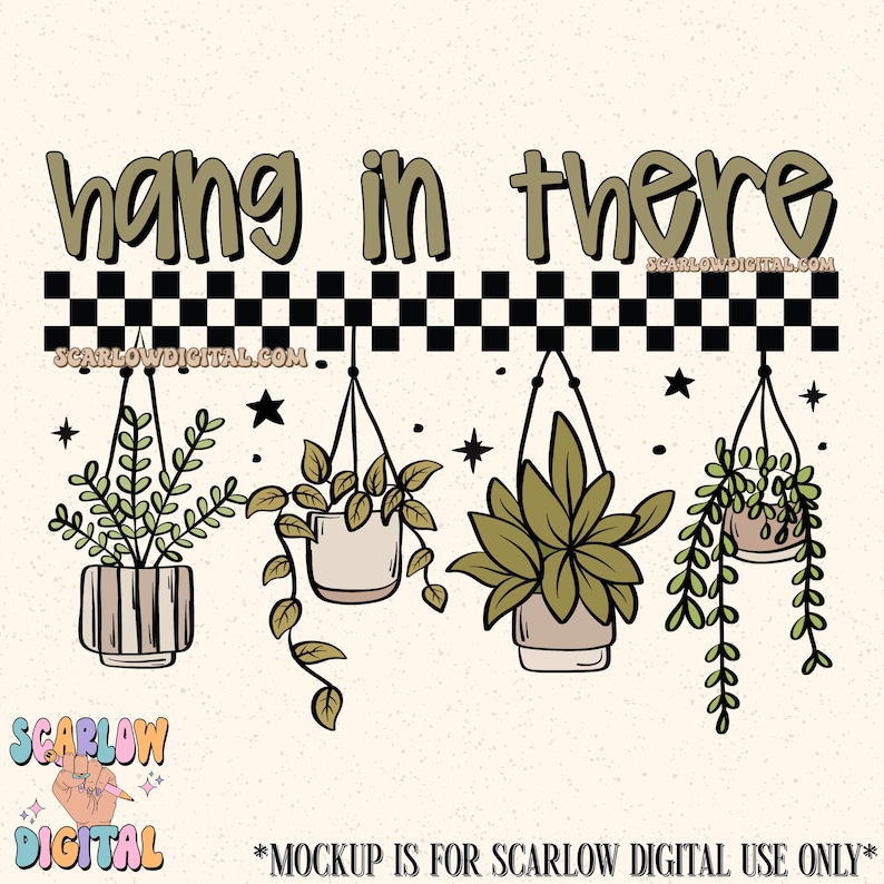 K&ouml;nnte beinhalten: Digitale Illustration mit dem Satz "hang in there" &uuml;ber h&auml;ngenden Topfpflanzen. Das Design umfasst einen schwarz-wei&szlig;en Schachbrettmuster-Rand, Sterne und den Text "SCARLOWDIGITAL.COM". In der unteren linken Ecke steht der Text "SCARLOW DIGITAL".