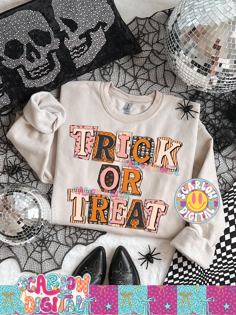 Puede incluir: Una sudadera beige con las palabras "TRICK OR TREAT" en un dise&ntilde;o de letras de bloque colorido. Las letras tienen acentos naranjas, negros y rosas. La sudadera forma parte de una colecci&oacute;n tem&aacute;tica de Halloween.