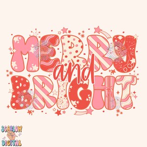 Op de afbeelding: Een retro-stijl grafische afbeelding met de woorden "MERRY and BRIGHT" in bubbelletters. De letters zijn in roze, rood en cr&egrave;me, met patronen zoals strepen, stippen en sterren. Het ontwerp bevat steraccenten.