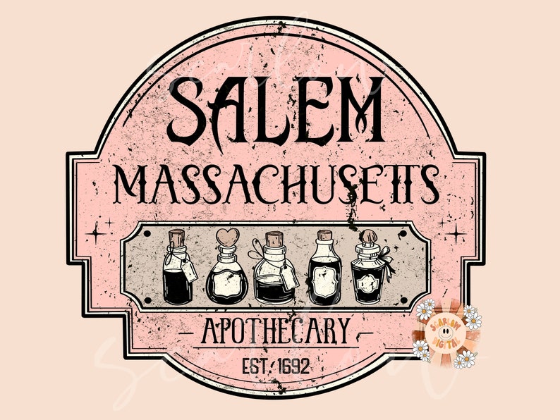 Pu&ograve; includere: Un cartello rosa e bianco in stile vintage con il testo "Salem Massachusetts - Apothecary - Est. 1692". Il cartello presenta un aspetto usurato e cinque piccoli flaconi con etichette e tappi.