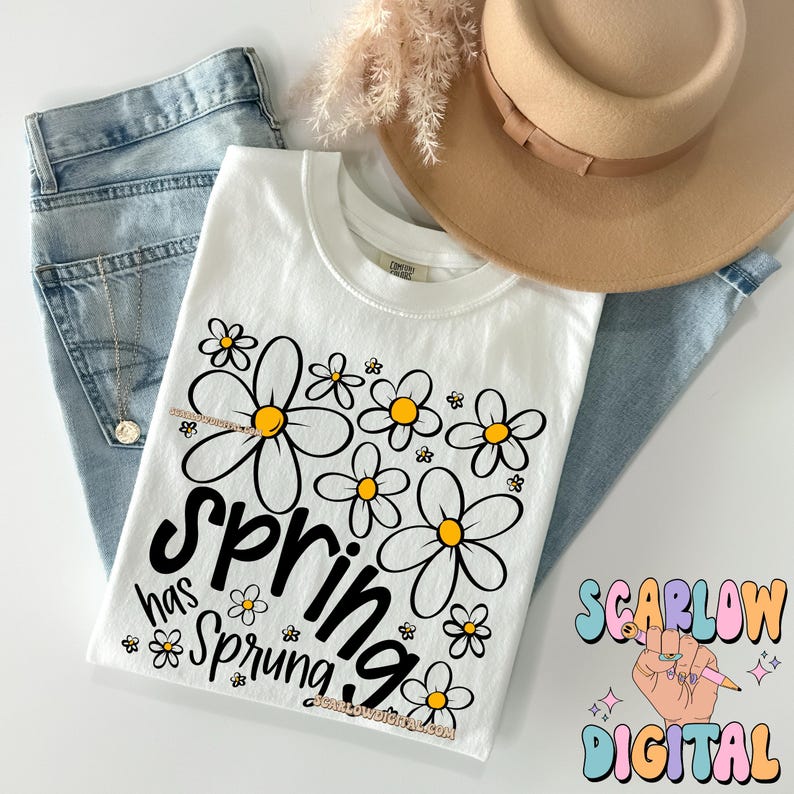 Puede incluir: Una camiseta blanca con un dise&ntilde;o floral y el texto "Spring has Sprung". La camiseta se combina con vaqueros azul claro y un sombrero beige. Se ve un collar dorado. La imagen tambi&eacute;n incluye un logotipo de Scarlow Digital.
