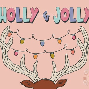 Puede incluir: Un fondo rosa con el texto "HOLLY & JOLLY" en letras de colores. Un par de cuernos de ciervo con una cadena de luces de colores colgando de ellos. Los cuernos est&aacute;n sobre una cabeza de ciervo marr&oacute;n.