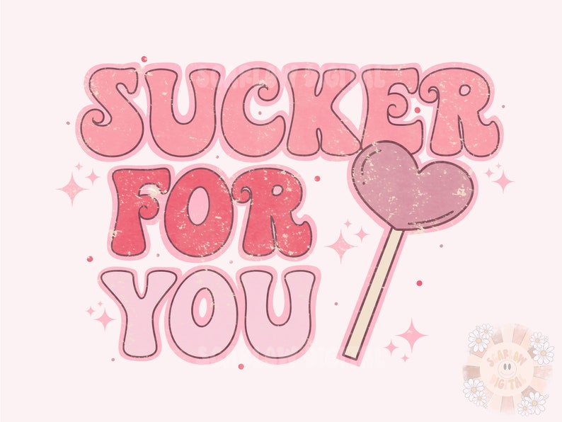 Może przedstawiać: R&oacute;żowa i czerwona grafika z tekstem "SUCKER FOR YOU" w retro stylu czcionki. Po prawej stronie grafiki znajduje się r&oacute;żowy lizak w kształcie serca.