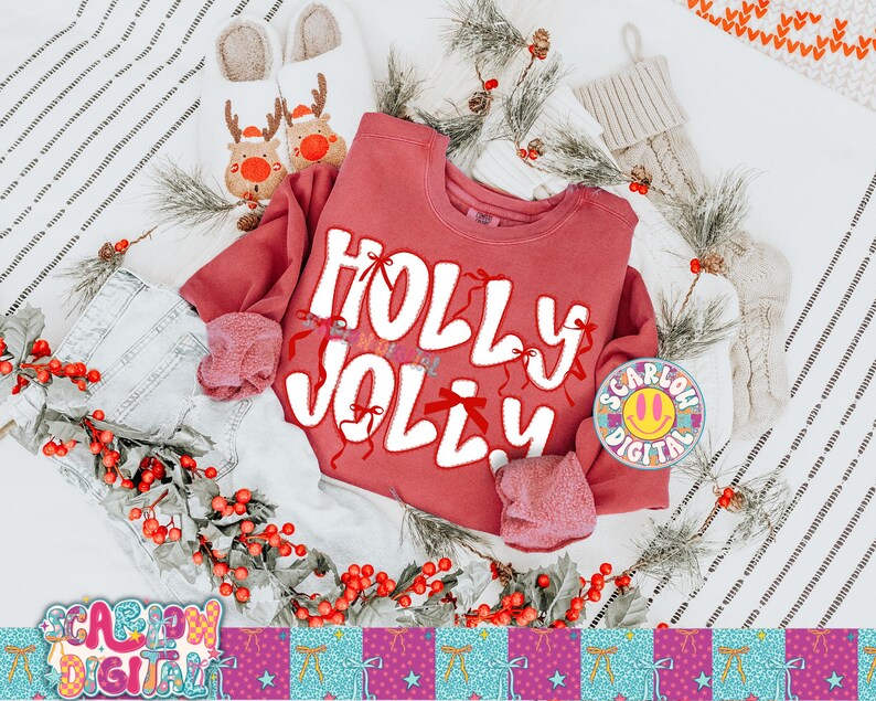 以下が含まれることがあります： 白い文字で「Holly Jolly」と書かれた赤いスウェットシャツ。赤いリボンで飾られています。緑、赤いベリー、トナカイのスリッパ、靴下などのお祝いの装飾が画像に含まれており、ホリデーテーマを作成しています。