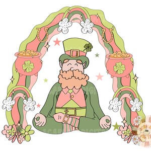 Puede incluir: Una ilustración de dibujos animados de un duende meditando con un arcoíris sobre él. Lleva un sombrero verde, una chaqueta verde y una camisa rosa. Tiene una barba roja y está sentado con las piernas cruzadas. Hay ollas de oro a cada lado de él.