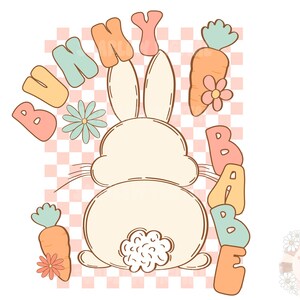 Może przedstawiać: Biały królik z puszystym ogonem, otoczony pastelowymi literami tworzącymi napis "BUNNY BABE" i marchewkami z zielonymi czubkami. Tło to różowo-biały wzór w kratkę.