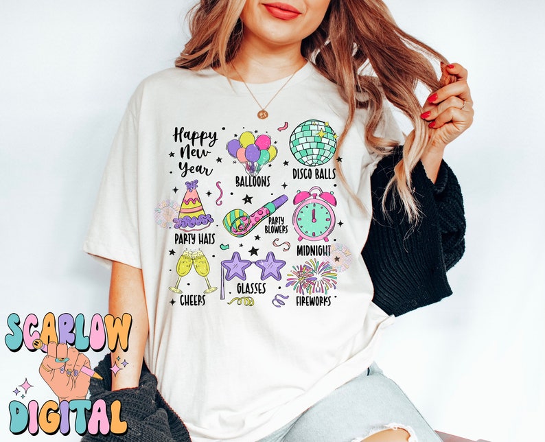 Może przedstawiać: Biały T-shirt z kolorowym wzorem graficznym przedstawiającym ikony sylwestrowe, w tym czapki imprezowe, balony, kule dyskotekowe, dmuchawy imprezowe, szklanki, fajerwerki i tekst "Happy New Year".