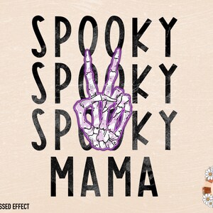 K&ouml;nnte beinhalten: Ein schwarz-wei&szlig;es Grafikdesign mit dem Text "Spooky Mama", der dreimal wiederholt wird. Eine lila Skeletthand macht im Zentrum des Designs ein Peace-Zeichen.