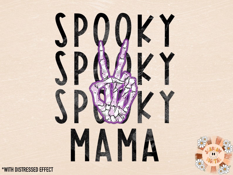 K&ouml;nnte beinhalten: Ein schwarz-wei&szlig;es Grafikdesign mit dem Text "Spooky Mama", der dreimal wiederholt wird. Eine lila Skeletthand macht im Zentrum des Designs ein Peace-Zeichen.