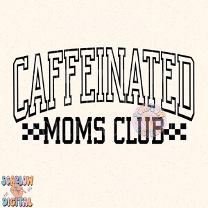 K&ouml;nnte beinhalten: Schwarzwei&szlig;es Grafikdesign mit dem Text "CAFFEINATED MOMS CLUB" in einer Schriftart im College-Stil.