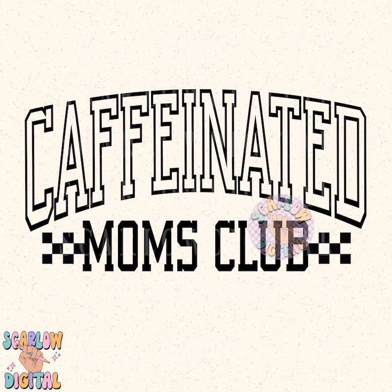 K&ouml;nnte beinhalten: Schwarzwei&szlig;es Grafikdesign mit dem Text "CAFFEINATED MOMS CLUB" in einer Schriftart im College-Stil.