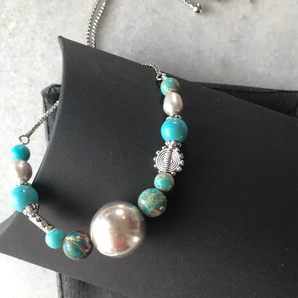 Bracelet bleu turquoise en pierres naturelles howlite et jaspe et perles d'eau douce