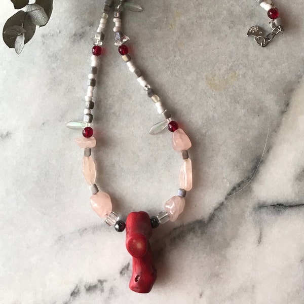 Collier rouge et blanc  en quartz rose avec pendentif en corail