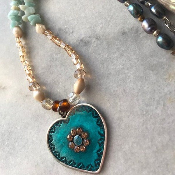 Collier avec pendentif coeur émaillé turquoise,pierres naturelles et perles d'eau douce grises