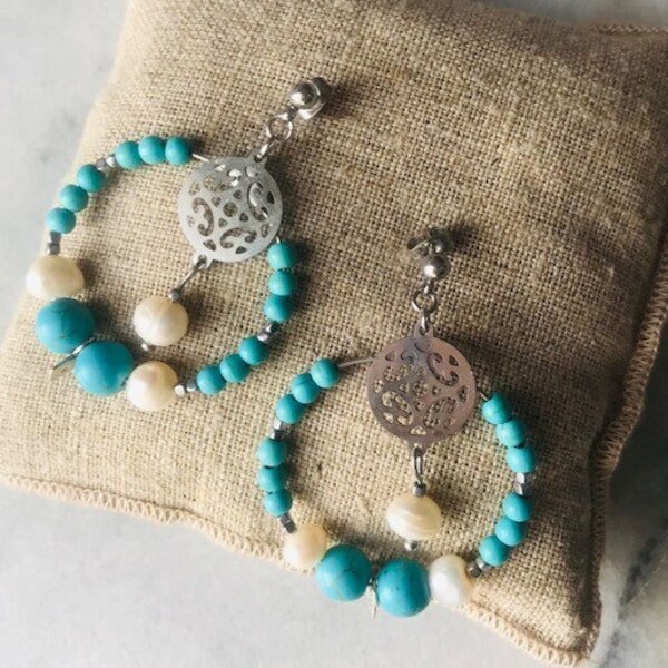 Boucles d'oreille créoles turquoise argentées perles naturelles