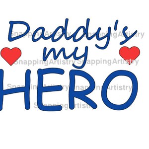Puede incluir: Diseño gráfico azul y rojo con el texto "Daddy's my HERO" con dos corazones rojos.