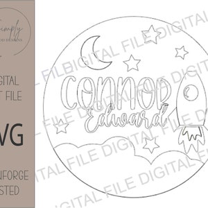 Puede incluir: Un dise&ntilde;o de archivo de corte digital en blanco y negro para un letrero redondo con el nombre "Connor Edward" en una fuente estilizada. El dise&ntilde;o tambi&eacute;n incluye un cohete, una luna creciente y estrellas.