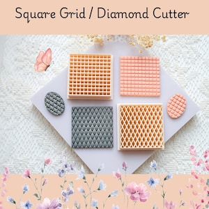 Può includere: Immagine di taglierine a griglia quadrata e a diamante in vari colori, tra cui pesca, beige e grigio. Le taglierine sono disposte su una superficie bianca con una farfalla e decorazioni floreali. Il testo "Square Grid / Diamond Cutter" è in alto.