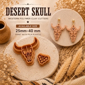 Puede incluir: Cortadores y pendientes de arcilla polimérica color canela con diseño de calavera del desierto. La imagen incluye un cortador en forma de calavera, un pequeño cortador decorativo y dos pendientes. El texto dice "DESERT SKULL" y "25mm-40 mm".