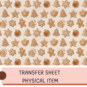 Könnte beinhalten: Ein sich wiederholendes Muster aus Lebkuchen in verschiedenen Formen, darunter Sterne, Glocken, Weihnachtsbäume und Lebkuchenmänner, auf hellbraunem Hintergrund. Der Text "TRANSFER SHEET PHYSICAL ITEM" wird auf einem rosa Rechteck angezeigt.
