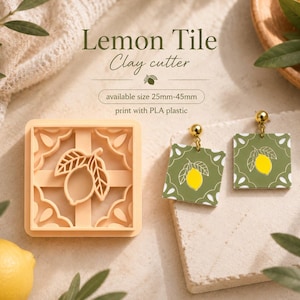 Puede incluir: Un cortador de arcilla naranja claro con un diseño de baldosa de limón, junto a un par de pendientes cuadrados con un patrón de limón y hojas. El texto "Lemon Tile Clay cutter" es visible. Tamaño disponible: 25mm-45mm.