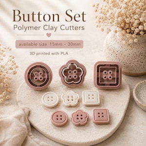 Op de afbeelding: Een set polymeerklei-uitstekers en afgewerkte knopen in ronde, vierkante en bloemvormen. De uitstekers zijn mauve, terwijl de knopen crème en mauve zijn. Tekst: Button Set Polymer Clay Cutters, available size 15mm - 30mm, 3D printed with PLA.