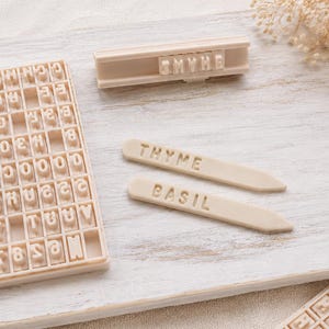 Plant Sign Builder Kit | Custom Garden Plant Markers | Reusable Herb Labels with 8mm Alphabet 3D Printed PLA Plant Stakes | Gardening Gift Letters+box+Handle