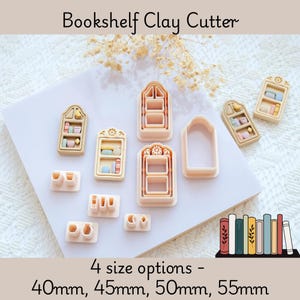 以下が含まれることがあります： ベージュ色の本棚クレイカッターのコレクション。上部に「Bookshelf Clay Cutter」の文字。カッターは白い表面に配置され、下部に「4 size options - 40mm, 45mm, 50mm, 55mm」の文字があります。