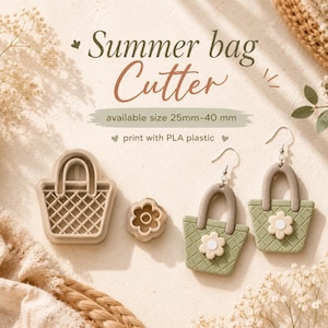 Può includere: Immagine di taglierini e orecchini a tema estivo. L'immagine presenta un taglierino a forma di cestino, un taglierino a forma di fiore e due orecchini a forma di borsa. I taglierini e gli orecchini sono nei toni del beige e del verde. Il testo sull'immagine recita "Summer bag Cutter".