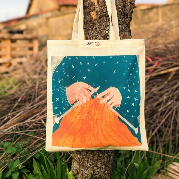 Tote bag con ilustración de manos tejiendo | Bolsa de algodón escena de manos tejiendo lana