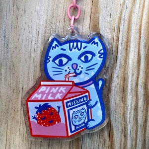 Llavero con ilustración de gatito bebé bebiendo batido de fresa | llavero de acrílico y resina epoxi  gatito con cartón de leche 6cm