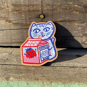 Anstecknadel mit Illustration eines Erdbeermilchshake trinkenden Kätzchens aus 6 cm großem Kirschholz | Kätzchenbrosche aus Holz mit Milchkarton