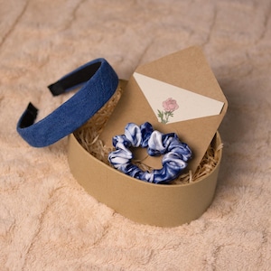 Coffret cadeau porte-clés fleurs tie-dye fabriqués à la main indigo, ensemble cadeau chouchou et serre-tête en soie DYE-DIE pour maman, petite amie ou elle