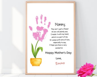 Op de afbeelding: Een roze handafdrukbloem in een gele pot met een Moederdagboodschap. De boodschap luidt: "Mama, Dit is niet zomaar een bloem, zoals je kunt zien. Ik heb hem gemaakt met mijn hand, die een deel van mij is. Hij komt met veel liefde, vooral om te zeggen. Ik hoop dat je een hele fijne Moederdag hebt. Liefs, Emma"