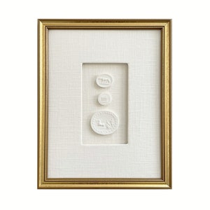 Intaglios No. 3 Branco - Intaglios Europeus - Arte emoldurada em linho Shadowbox