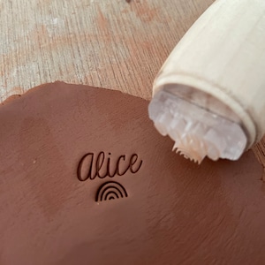 Sello de cerámica personalizado con nombre y arcoíris. Sello de cerámica arco iris. Sello de cerámica personalizable.
