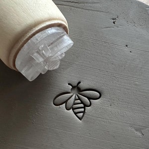 Tampon poterie petite abeille. Tampon pour céramique Abeille. Tampon pour poterie céramique.