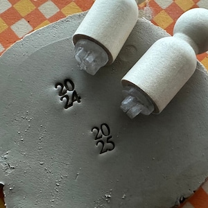 Tampon poterie 2025. Tampon pour céramique 2025. Tampon pour poterie céramique Date.