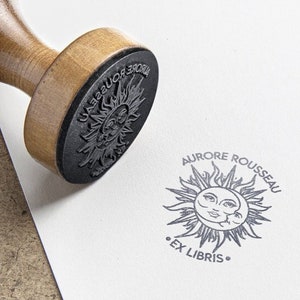 Tampon Ex Libris personnalisé Lune et soleil. Tampon à encre Ex Libris Espage. Tampon pour livre Astres personnalisable.