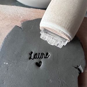 Gepersonaliseerde voornaam en hartvormige aardewerkstempel. Keramieken hartstempel. Aanpasbare keramische aardewerkstempel.