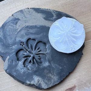 Tampon poterie Fleur d'hibiscus. Tampon pour céramique hibiscus. Tampon fleur pour poterie céramique.