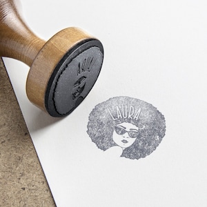 Tampon Afro seventies personnalisé. Tampon à encre femme années 70 Prénom personnalisé. Tampon personnalisable pour amis. Cadeau sur mesure