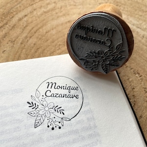 Tampon couronne de fleurs personnalisé. Tampon à encre personnalisable Mariage. Tampon pour faire-part Mariage personnalisable. Ex libris