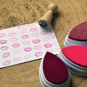 Mini Tampon lèvres. Tampon à encre bouche petit format. Tampon pour anniversaire. Tampon bisou Mariage