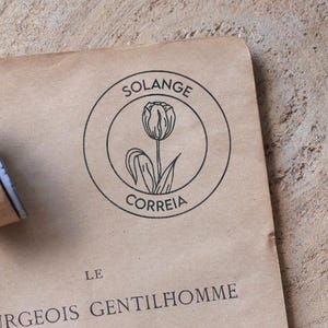 Tampon personnalisé prénom et Tulipe. Tampon à encre personnalisable Mariage. Tampon manche en bois personnalisé pour mariage